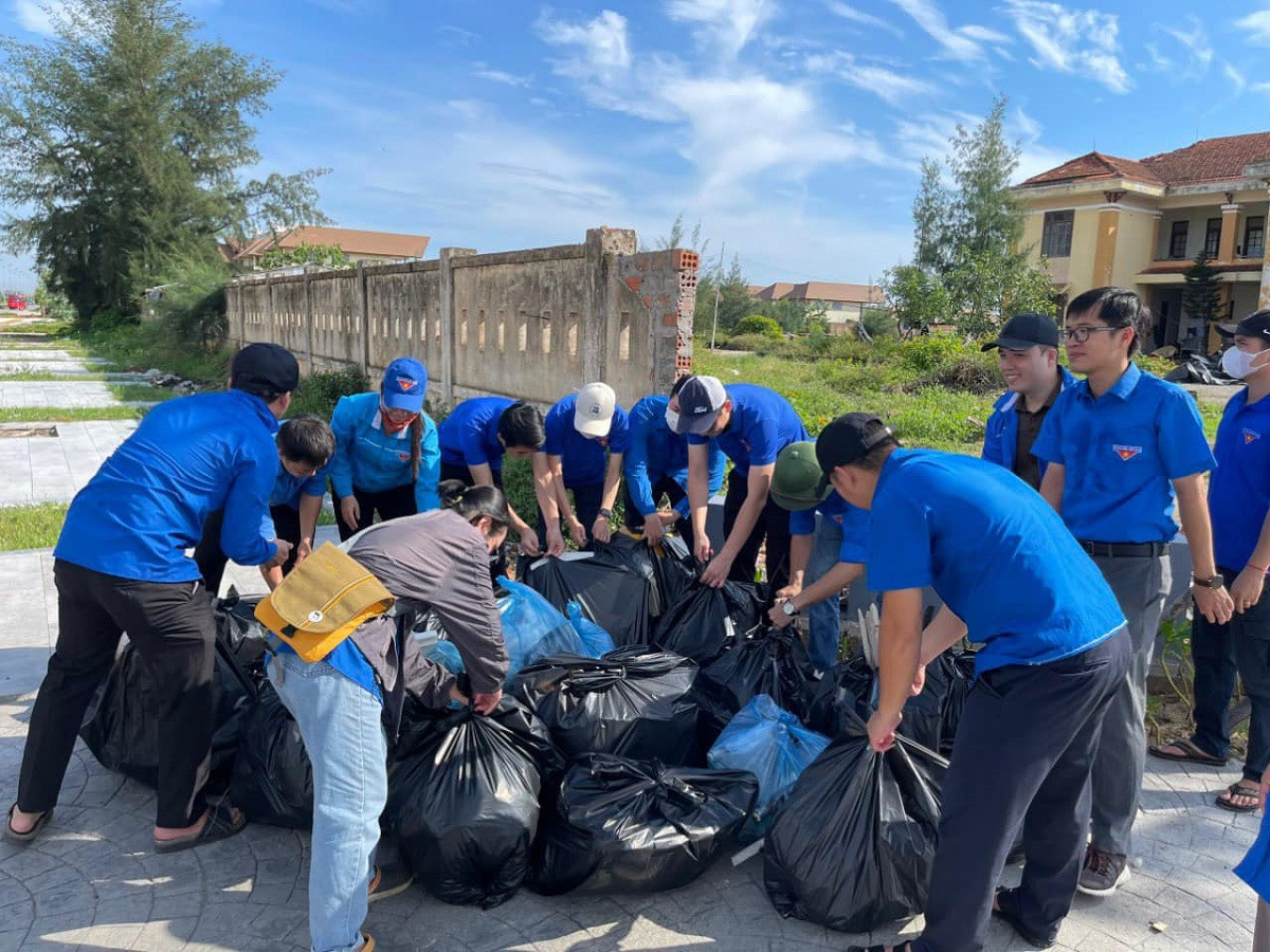 Ảnh 6: Đợt ra quân này đã thu gom gần 15 tấn rác thải.