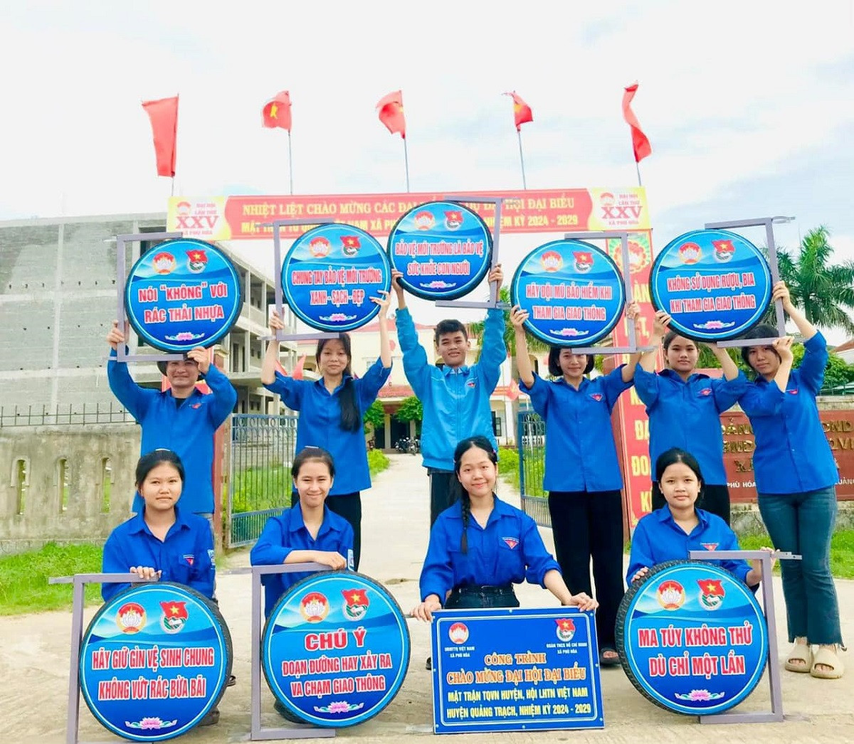 Ảnh 7: “Lốp xe thông điệp” của Đoàn xã Phù Hoá, huyện Quảng Trạch.