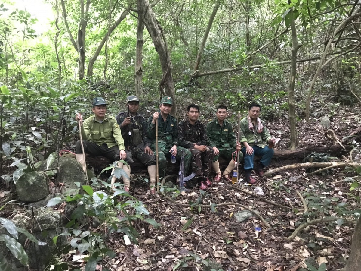 Ảnh 7: Phút nghỉ ngơi giữa rừng trong đợt tuần tra song phương, đoạn biên giới từ mốc quốc giới 530 đến 532.