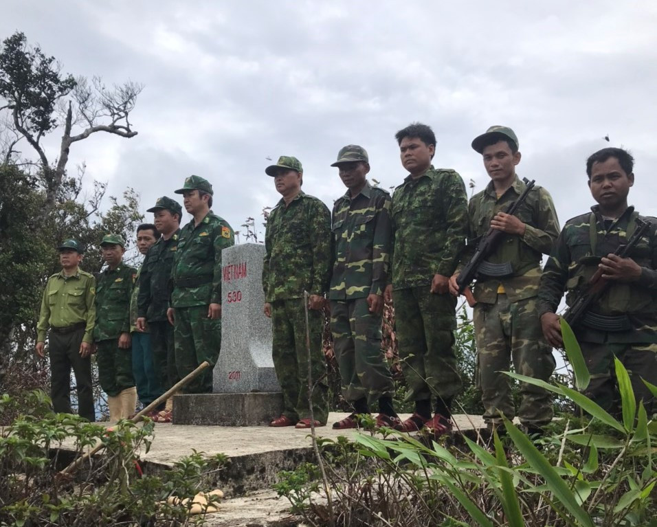 Ảnh 8: Bên cột mốc quốc giới 530.
