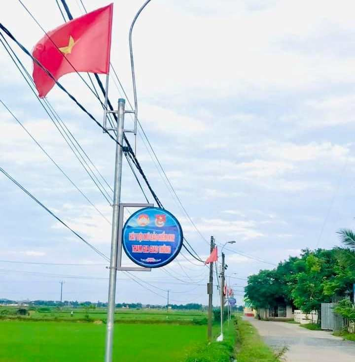 Ảnh 8: Những lốp xe cũ thành các biển báo tuyên truyền có ích.