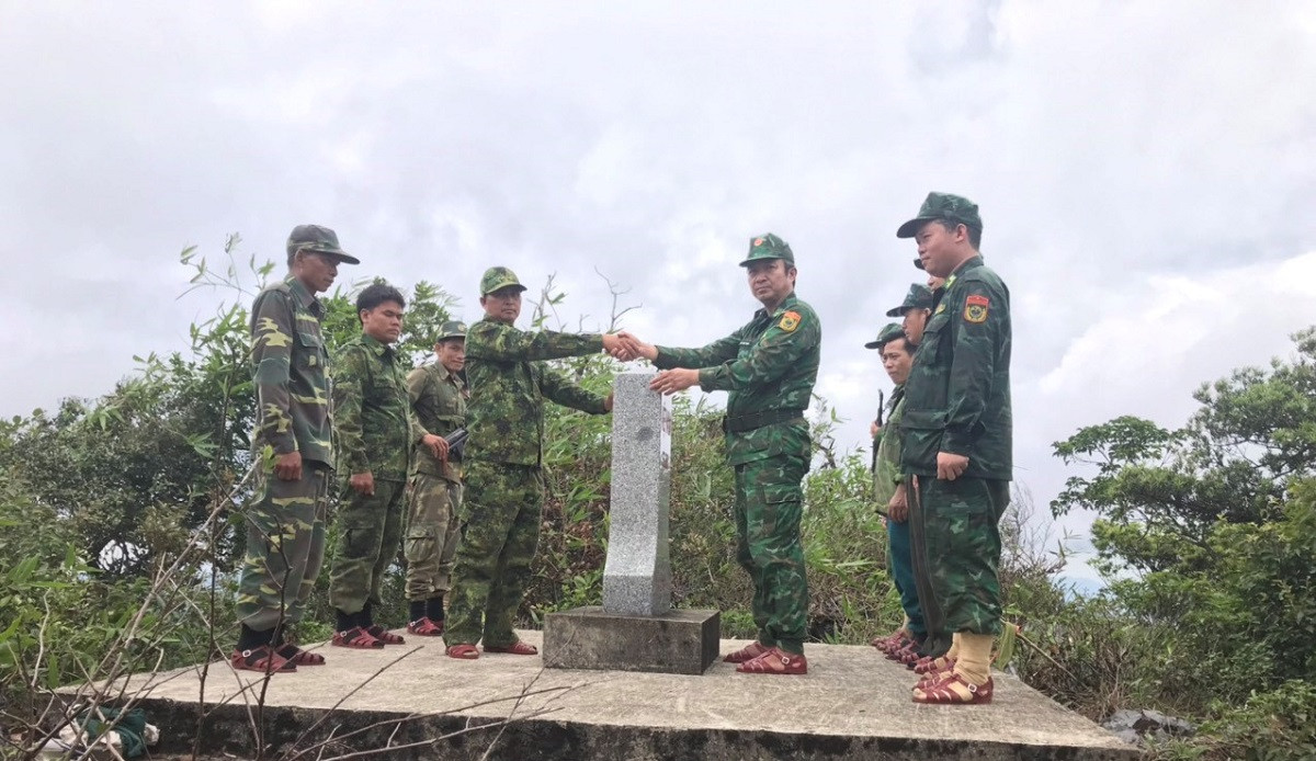 Ảnh 9: Tuần tra song phương là hoạt động quan trọng của cả 2 bên nhằm kịp thời phát hiện, giải quyết các vụ việc vi phạm quy chế biên giới, bảo vệ an ninh, an toàn đường biên giới chung.