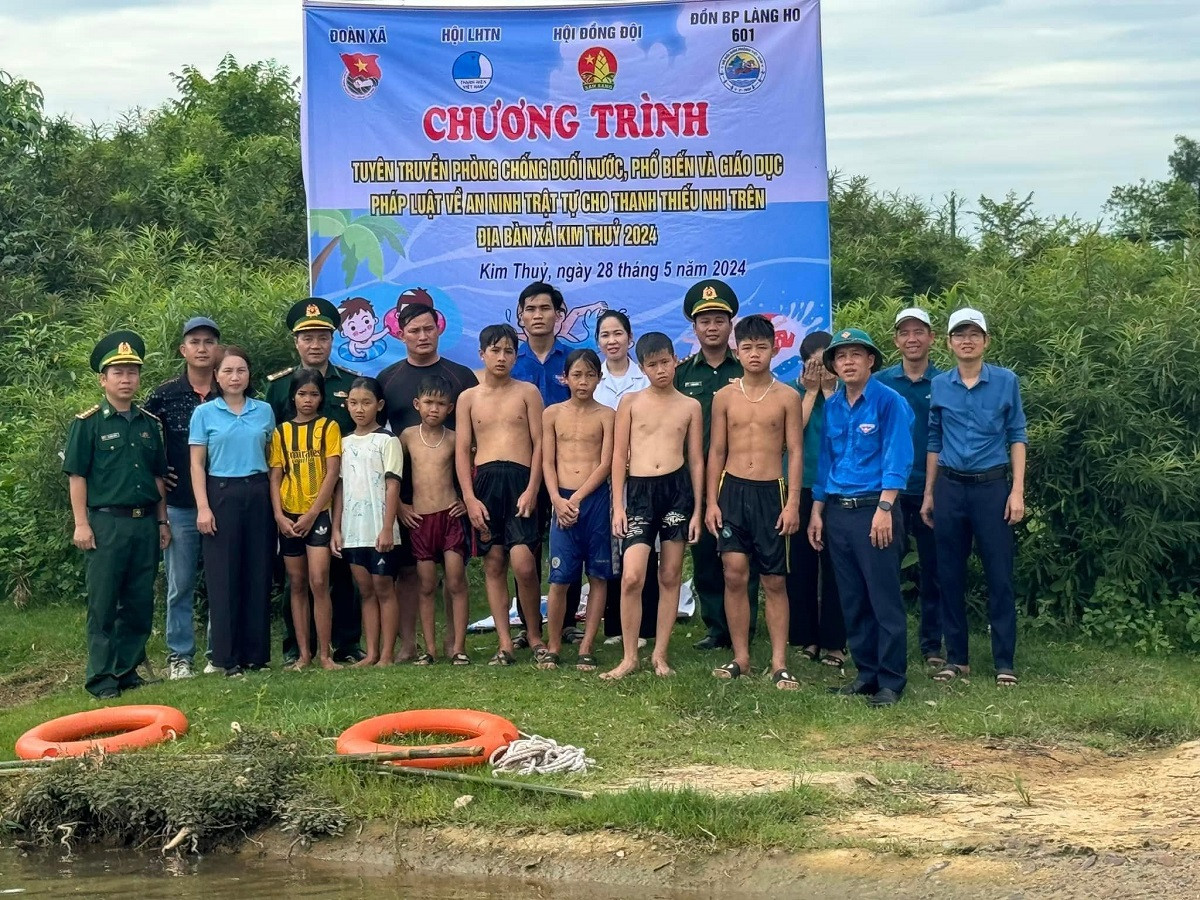 Ảnh 9: Tuyên truyền phòng chống đuối nước và phổ biến pháp luật về an ninh trật tự cho thanh thiếu nhi trên địa bàn xã Kim Thuỷ.