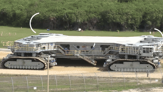 Cỗ xe bánh xích 'quái vật' giá 144 triệu USD chở tên lửa NASA đến điểm phóng