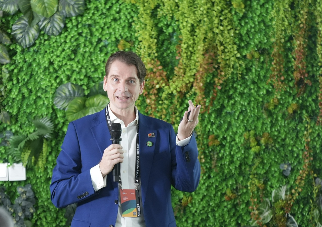 Dong Chu tich Tieu ban Phat trien xanh.jpg