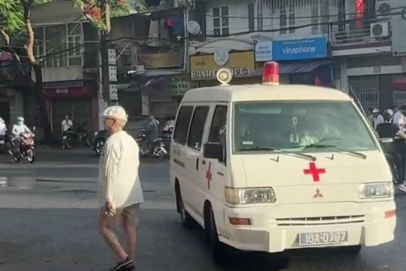 Thí sinh làm bài thi lớp 10 trên cáng cứu thương