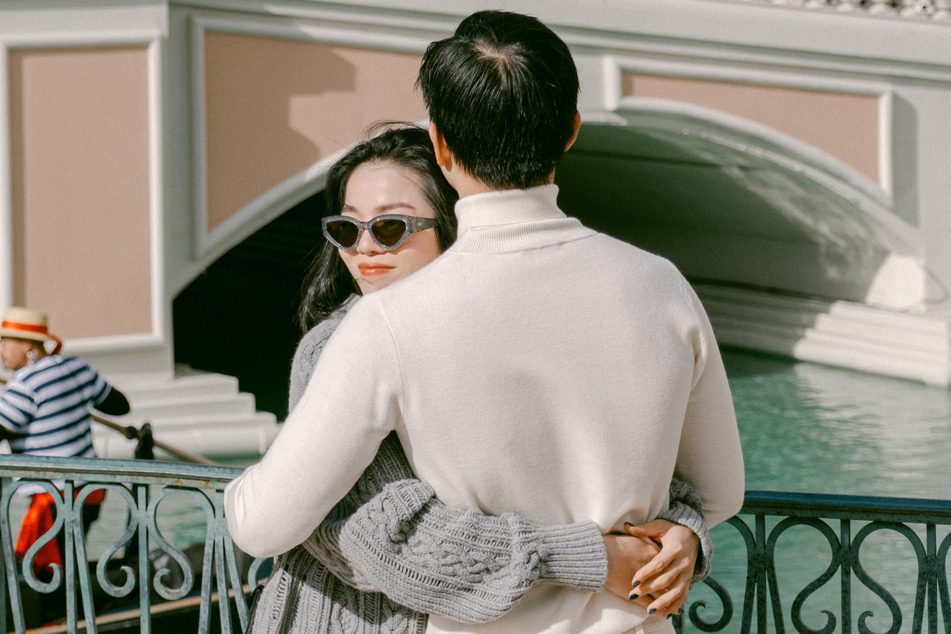 Vừa bị đồn chia tay, Lệ Quyên và bạn trai kém 12 tuổi lại 'quấn như sam'