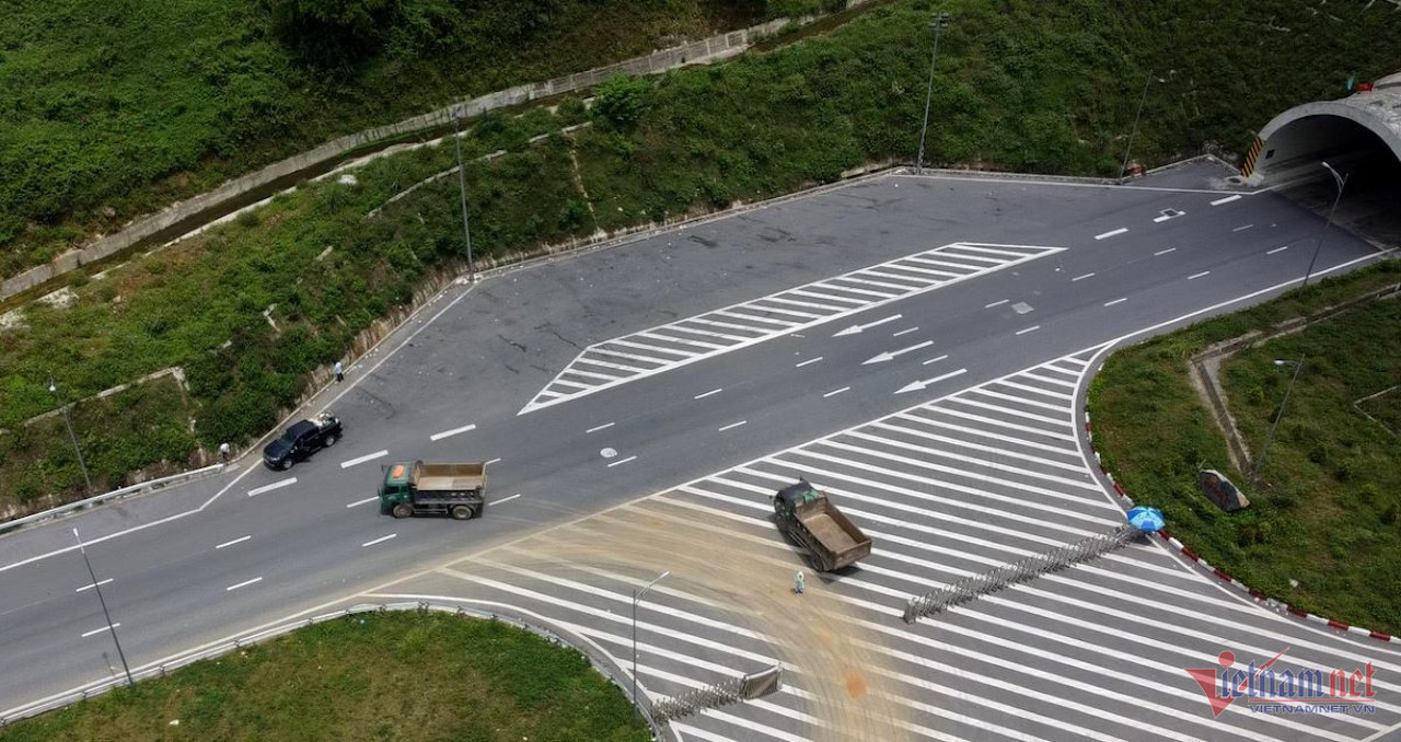 Xe tải xe rào.jpeg