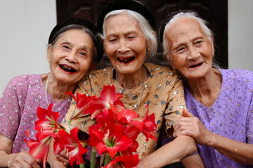 Bộ ảnh hội chị em U100 ở Phú Thọ cười tươi bên hoa khiến cộng đồng thích thú