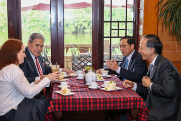 Bộ trưởng Ngoại giao Việt Nam và New Zealand thưởng thức món bánh kem đặc biệt
