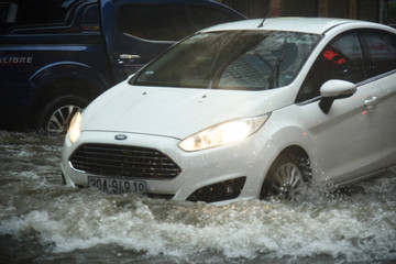 Các mẹo giúp lái xe an toàn trong điều kiện mưa to, đường ngập nước