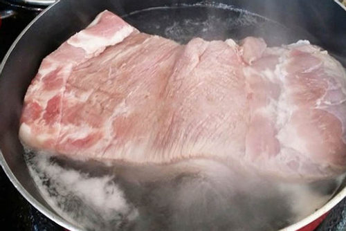 Có nên dùng nước luộc thịt nấu canh?