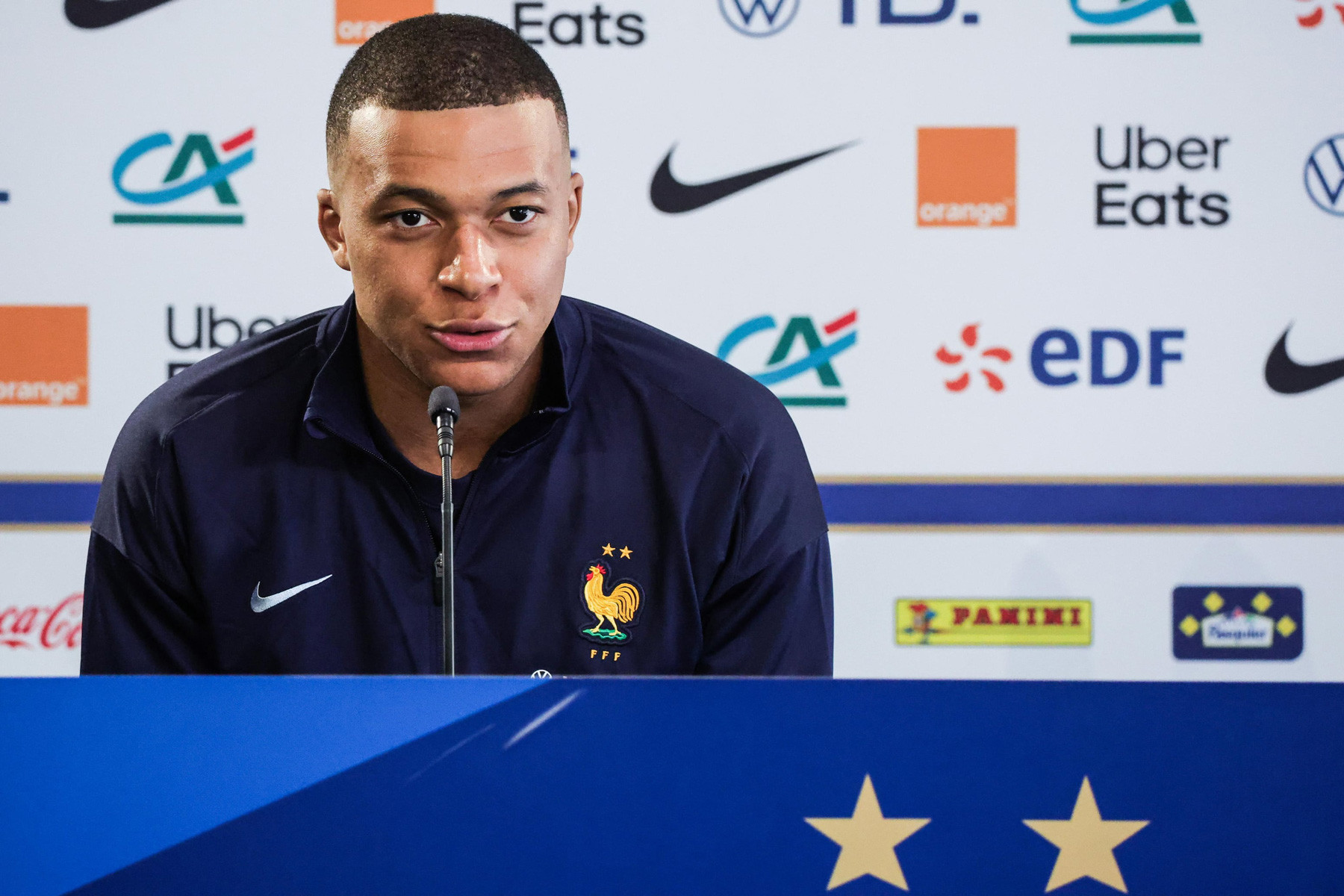 Mbappe Phap hop bao.jpg