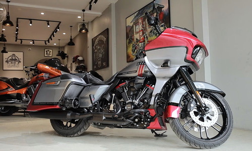 Mô tô Harley-Davidson Road Glide CVO 2019 hàng hiếm giá ngang Mercedes-Benz GLC