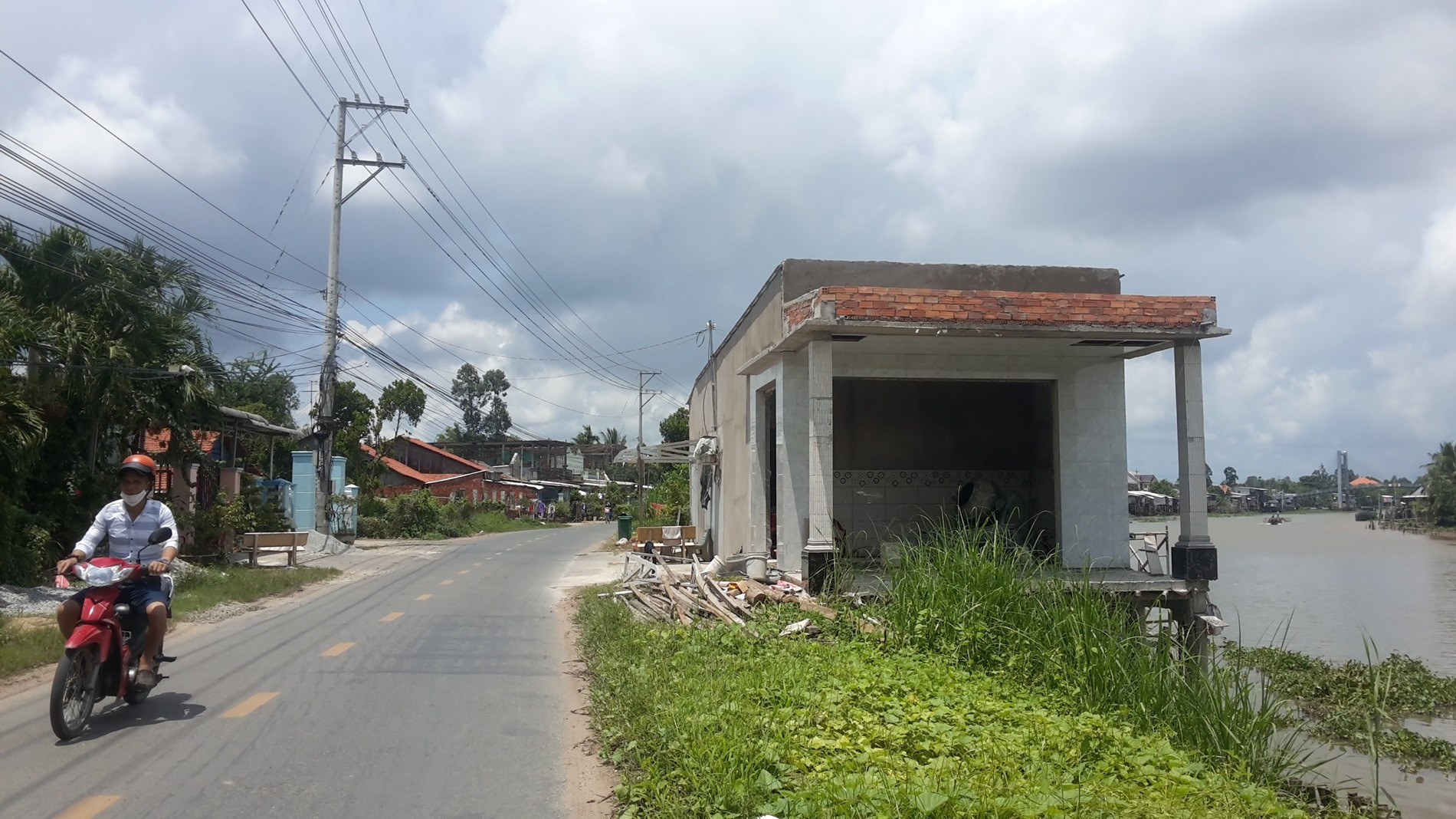 một ngôi nhà xây kiên cố gần nơi sạt lở trên sông ông chưởng ảnh chụp 2022.jpg