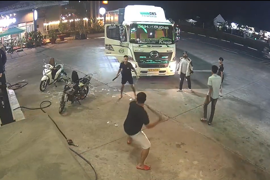Nhóm người chém nhau loạn xạ tại cây xăng ở Bình Dương