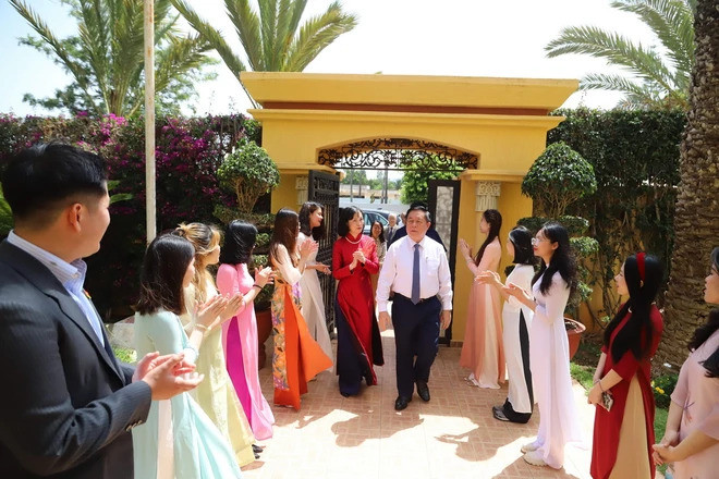 Trưởng ban Tuyên giáo Trung ương Nguyễn Trọng Nghĩa thăm Đại sứ quán Việt Nam tại Maroc. (Ảnh: Hồng Minh/TTXVN)