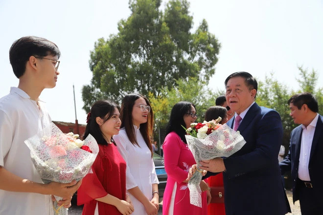 Trưởng ban Tuyên giáo Trung ương Nguyễn Trọng Nghĩa thăm Làng Việt Nam tại Maroc. (Ảnh: Hồng Minh/TTXVN)
