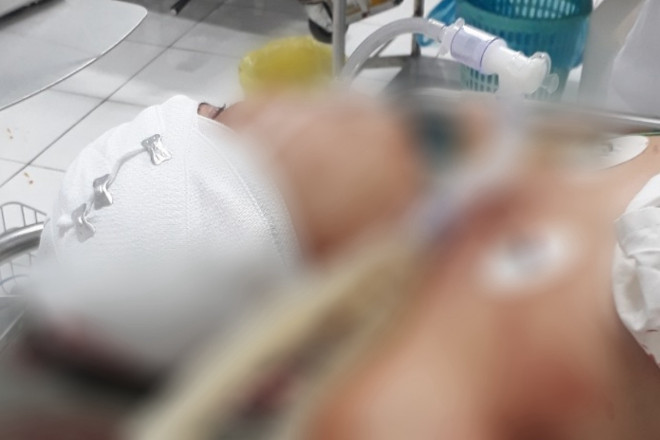 Vừa rời quán karaoke nghe điện thoại, thanh niên bị đâm tử vong