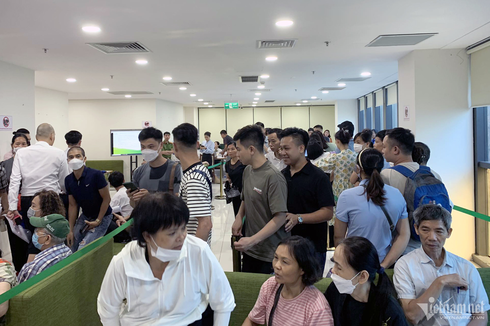 Giá vàng SJC bán qua ngân hàng giảm 1 triệu, chưa đến 78 triệu đồng/lượng 4 W-ban vang 16.jpg