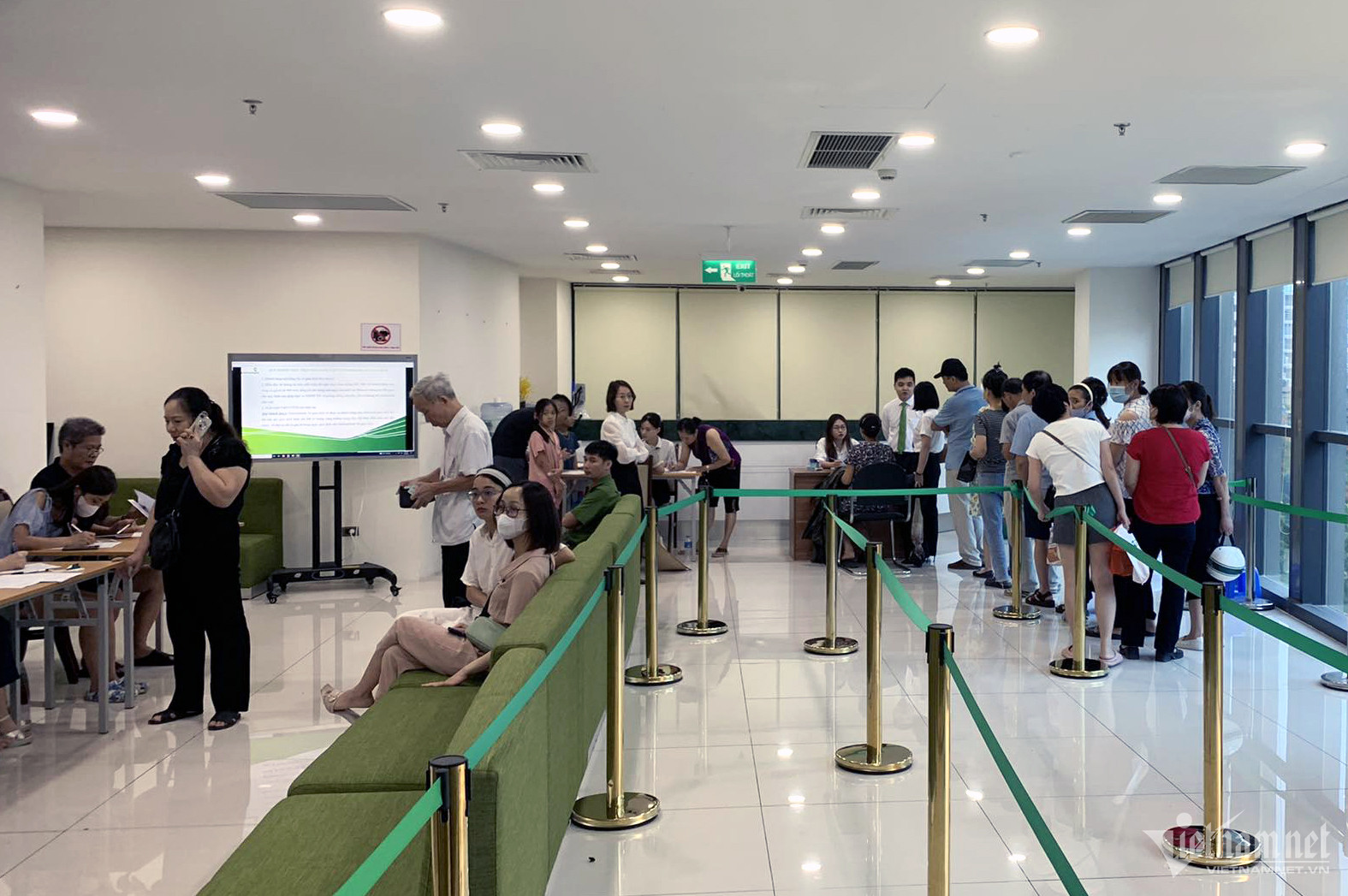 Giá vàng SJC bán qua ngân hàng giảm 1 triệu, chưa đến 78 triệu đồng/lượng 2 W-ban vang 17.jpg