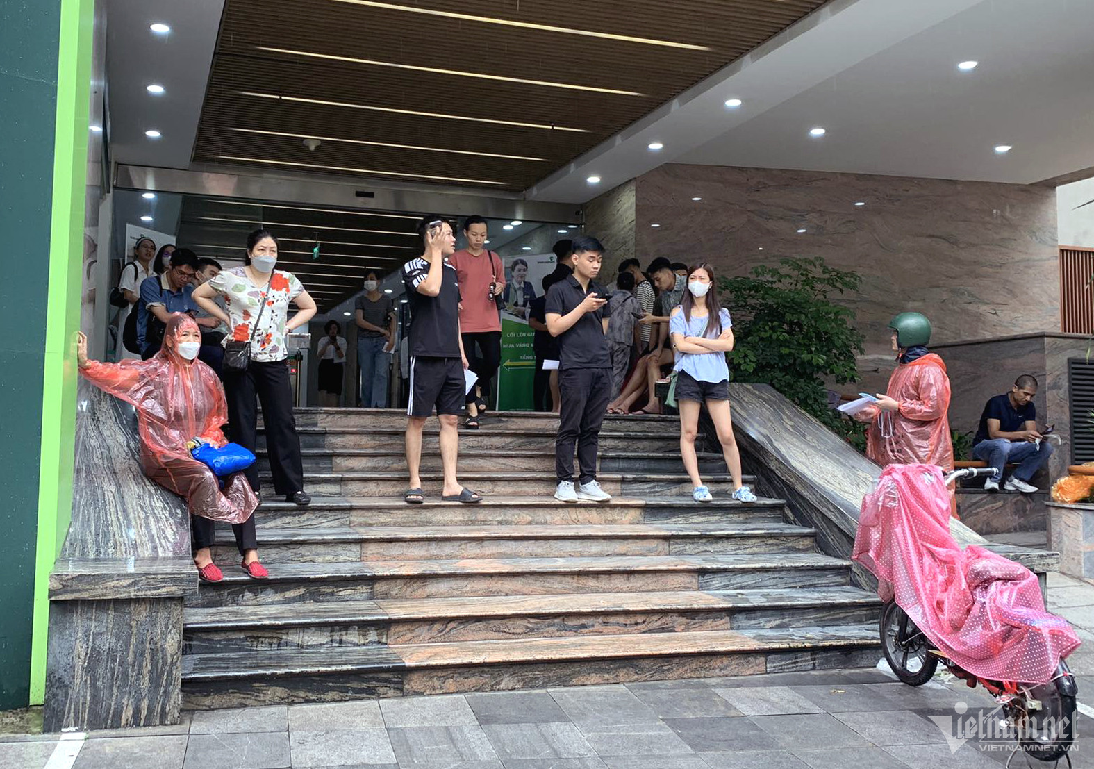 Giá vàng SJC bán qua ngân hàng giảm 1 triệu, chưa đến 78 triệu đồng/lượng 3 W-ban vang 18.jpg