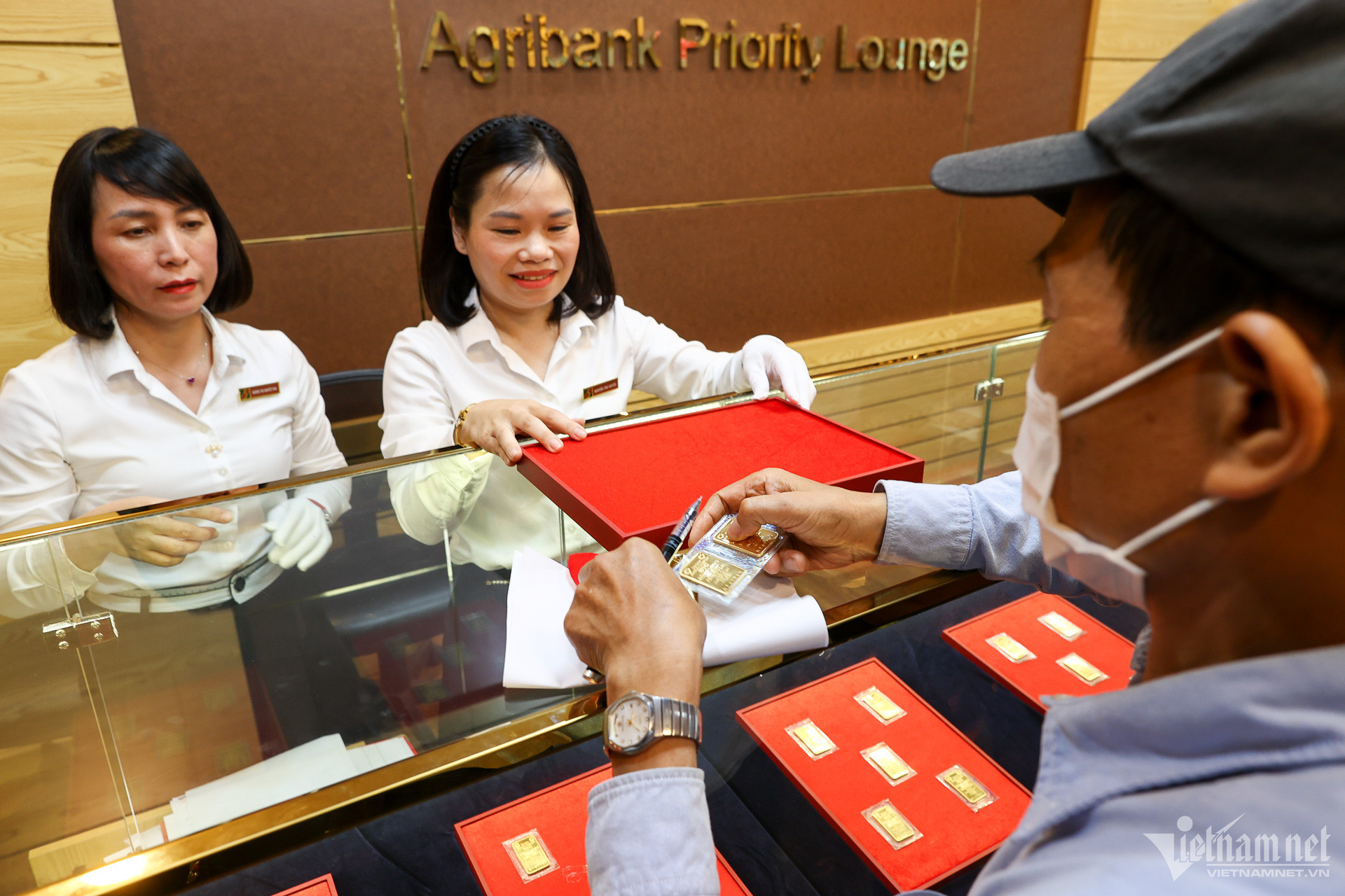 Giá vàng SJC bán qua ngân hàng giảm 1 triệu, chưa đến 78 triệu đồng/lượng 1 W-Những khách hàng đầu tiên_5888.jpg