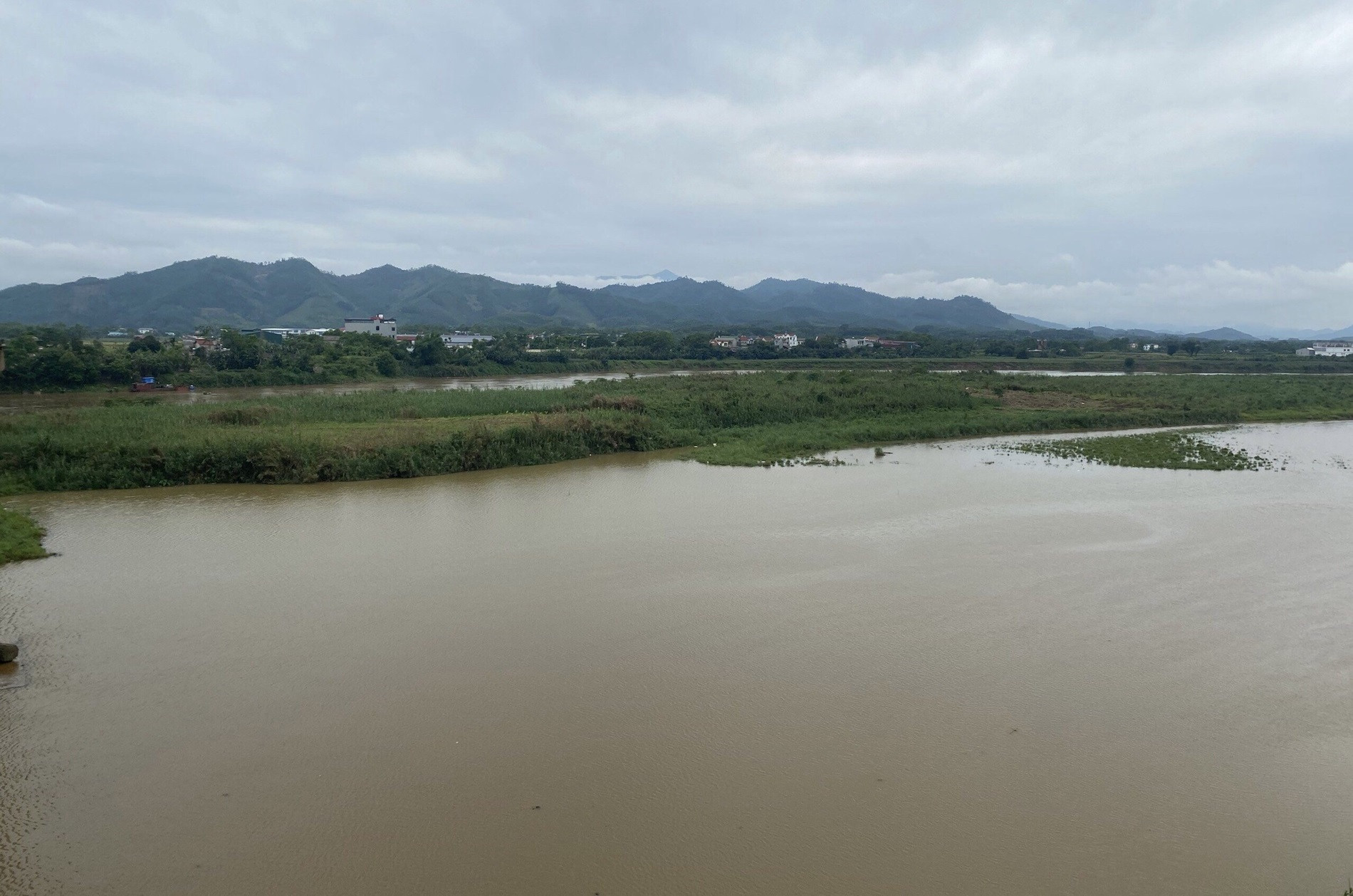 1Sông Hồng từ Ấm Thượng nhìn sang bờ Chuế Lưu..jpg
