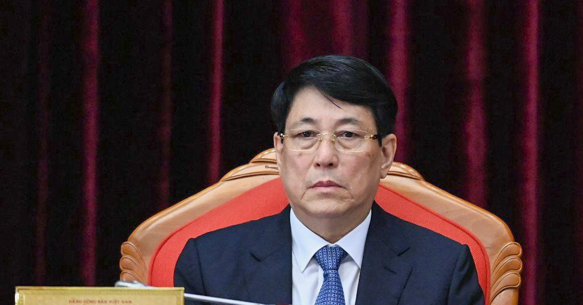 Bộ Chính trị quy định cán bộ đùn đẩy, né tránh bị tạm đình chỉ công tác