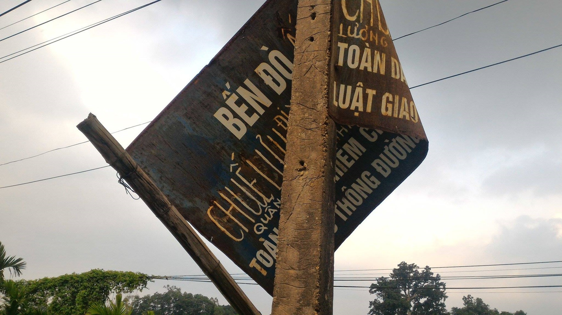 Chiếc biển hiệu bến đò Ấm Thượng   Chuế Lưu thời đò ngang không còn tấp nập. Ảnh Xuân Thủy.jpg