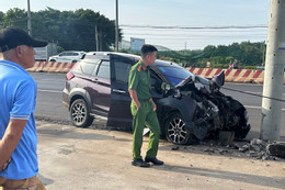 Chồng lái xe 7 chỗ bất ngờ tông trụ điện, người vợ tử vong thương tâm