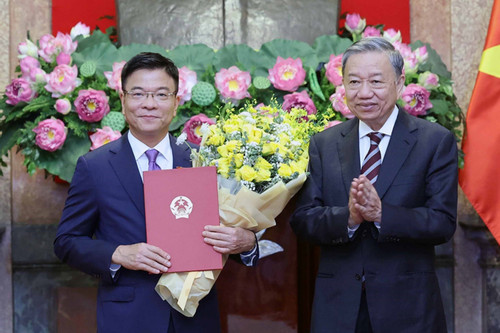 Chủ tịch nước trao quyết định bổ nhiệm cho ông Lê Thành Long và ông Lương Tam Quang