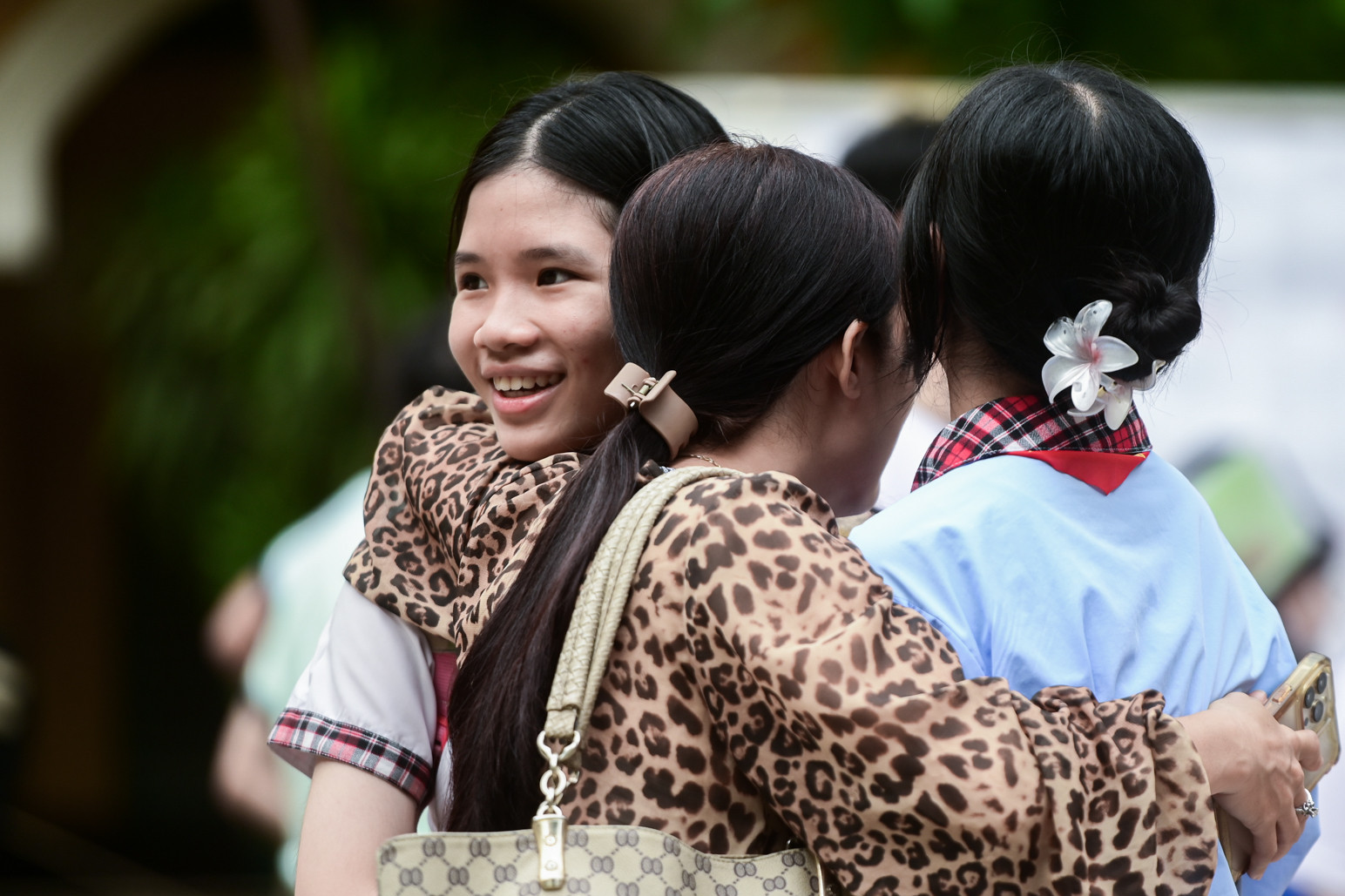 Đêm không ngủ của những người mẹ ngoài cổng trường thi lớp 10