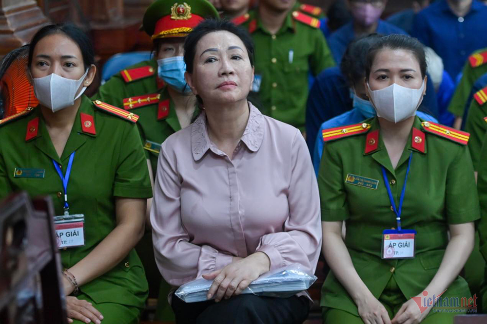 Hai người nước ngoài giúp bà Trương Mỹ Lan vận chuyển tiền qua biên giới