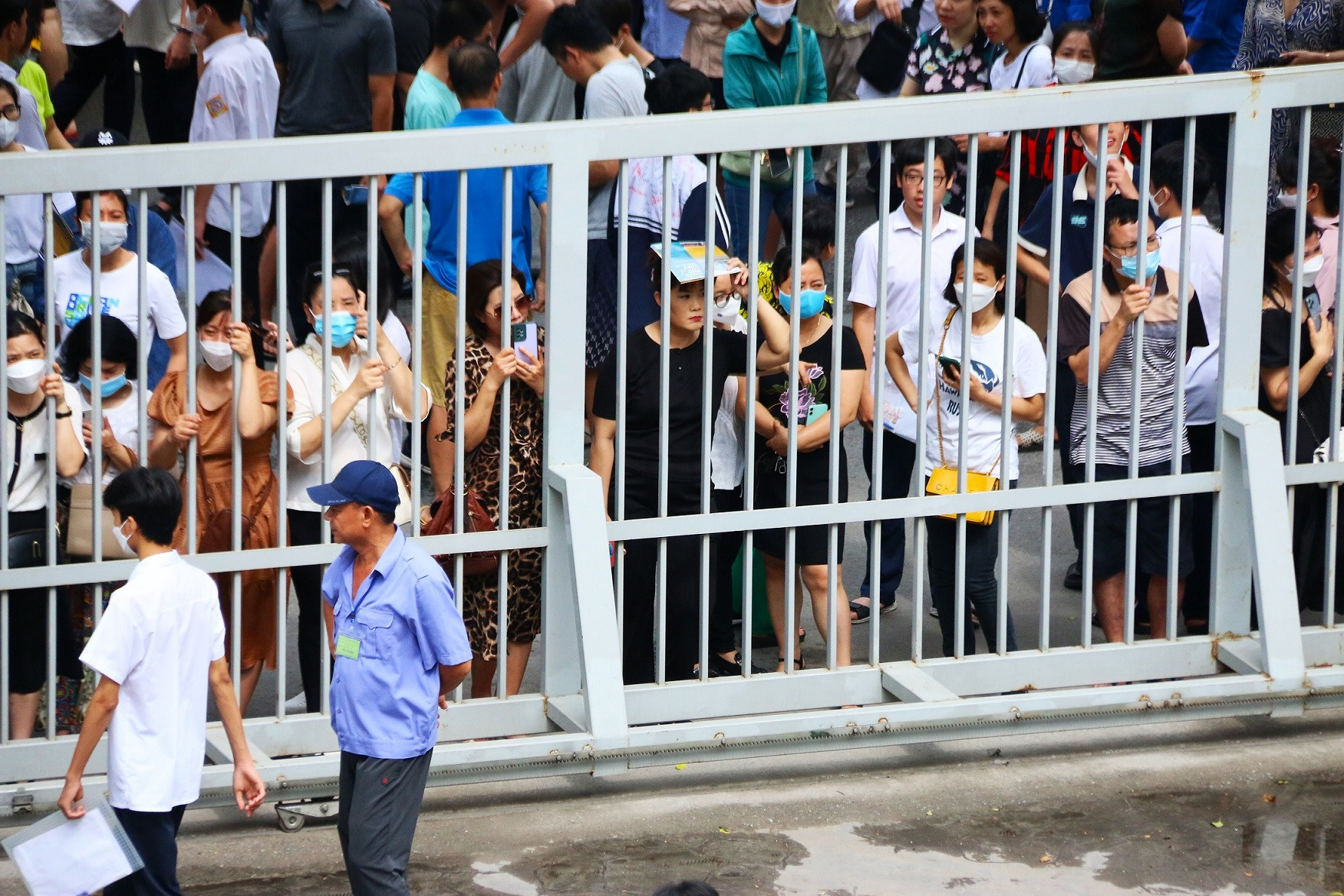 Hai thí sinh thi lớp 10 ở Hà Nội vừa thi vừa phải truyền insulin