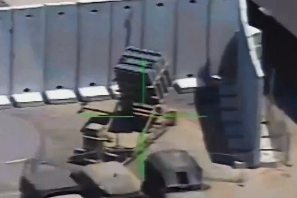 Hình ảnh tên lửa dẫn đường Hezbollah lao vào bệ phóng Vòm Sắt Israel
