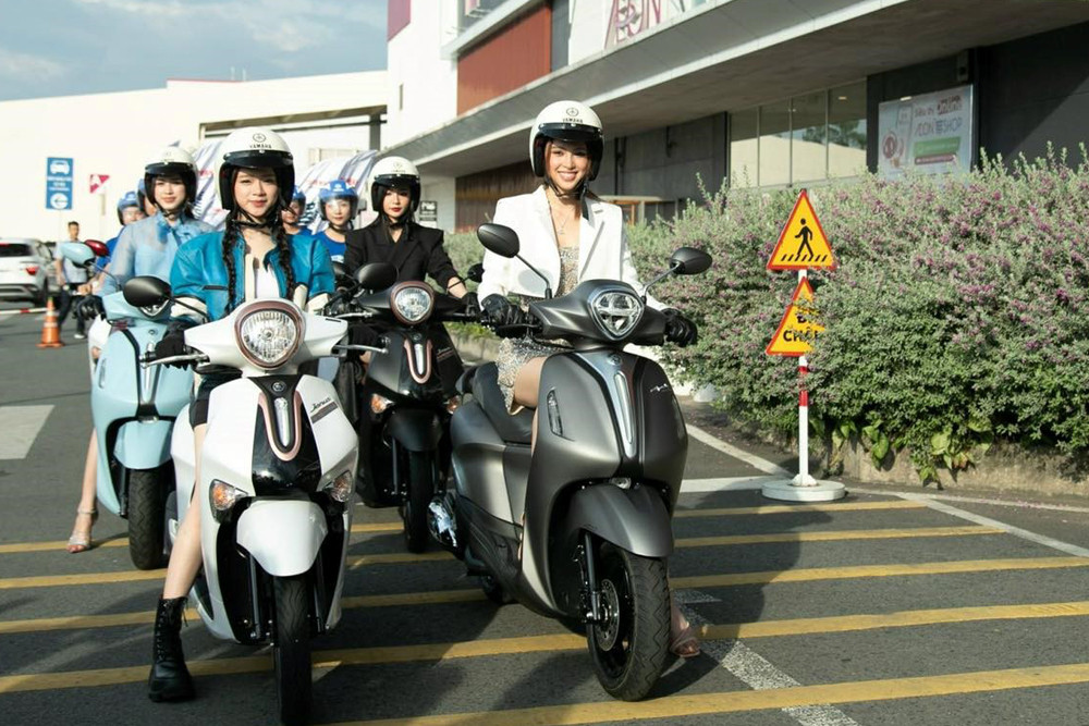 Hoa hậu Đỗ Thị Hà, Tiểu Vy tham gia trạm trải nghiệm xe máy Yamaha miễn phí
