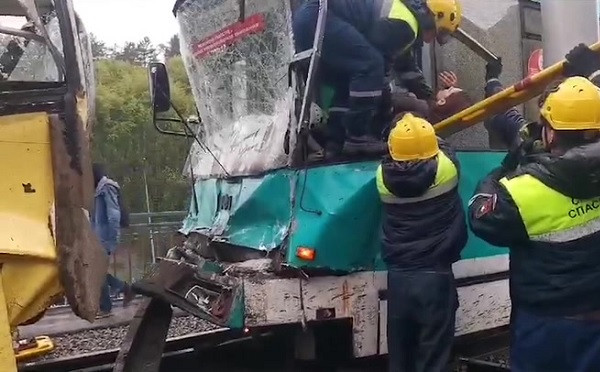 Khoảnh khắc tàu điện ở Nga lao nhanh mất kiểm soát, hành khách văng xuống đường