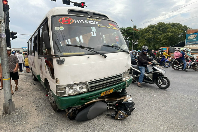 Ô tô chở công nhân va chạm liên hoàn 8 xe máy, 1 người tử vong tại chỗ