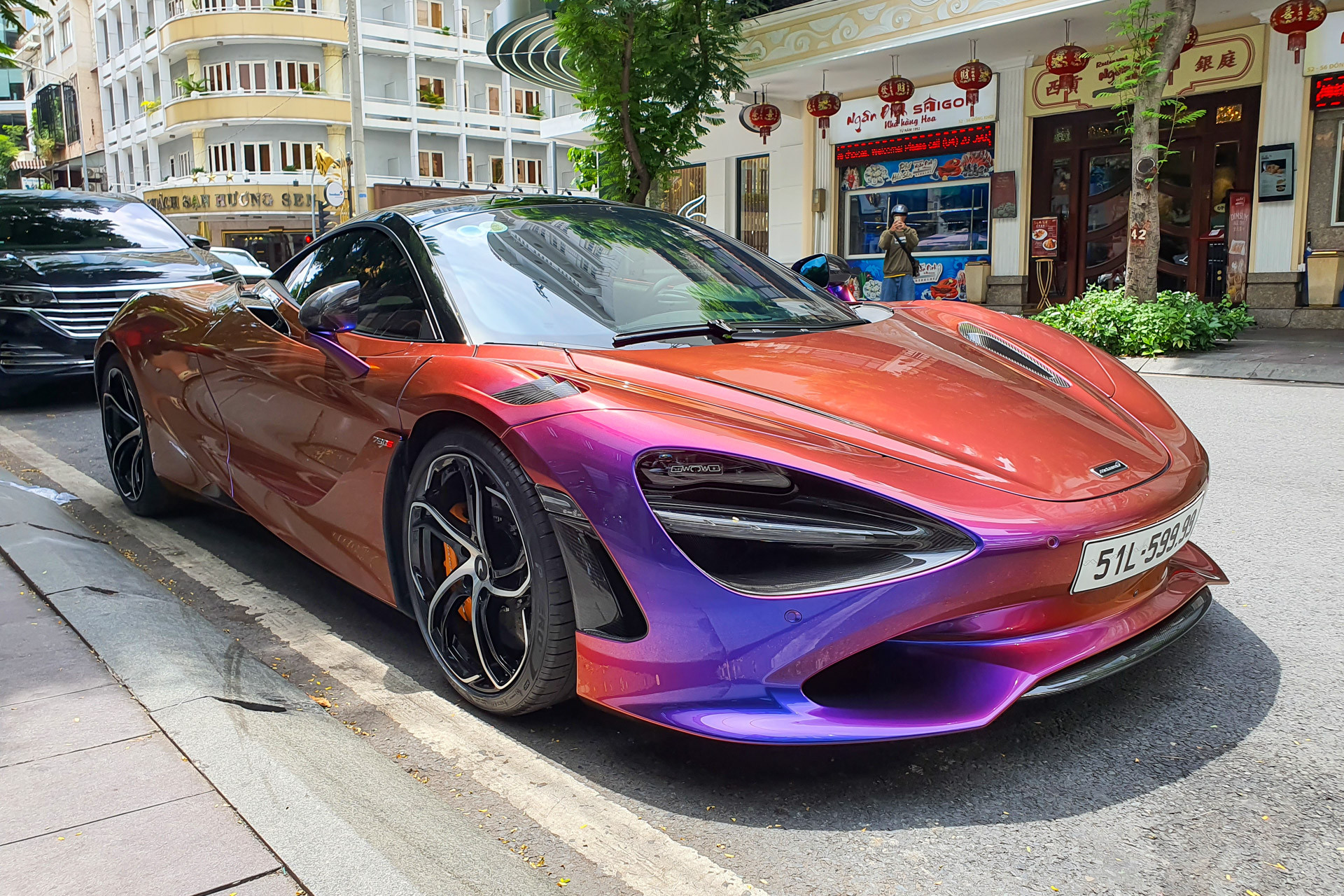 Siêu xe McLaren 750S 20 tỷ đồng đầu tiên tại Việt Nam khoe dáng trên đường phố