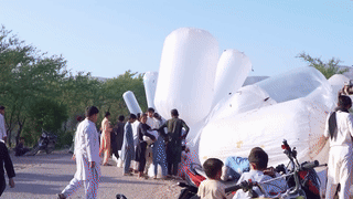 Sự thật nhức nhối phía sau những chiếc túi nhựa khổng lồ trên đường phố Pakistan