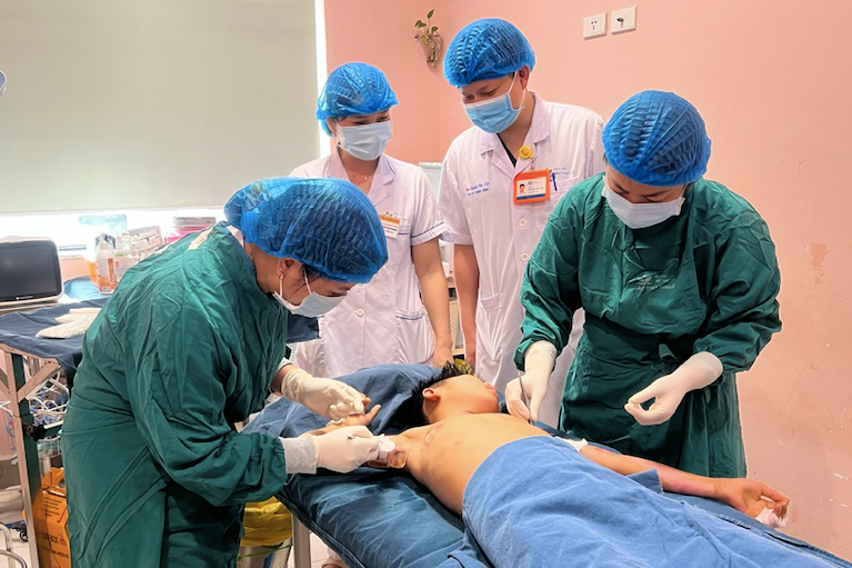 Tai nạn sinh hoạt nguy hiểm khiến nam sinh phải đi cấp cứu