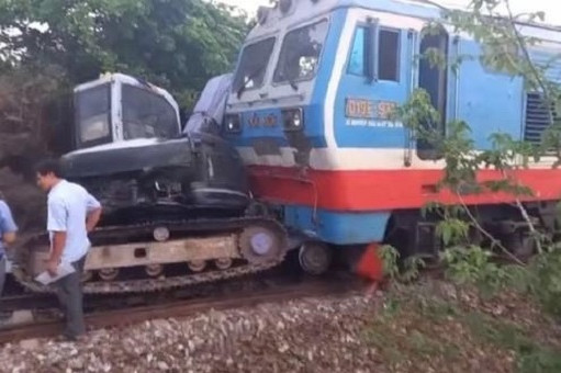 Tàu thống nhất SE10 tông máy xúc, đường sắt Bắc - Nam qua Bình Thuận gián đoạn