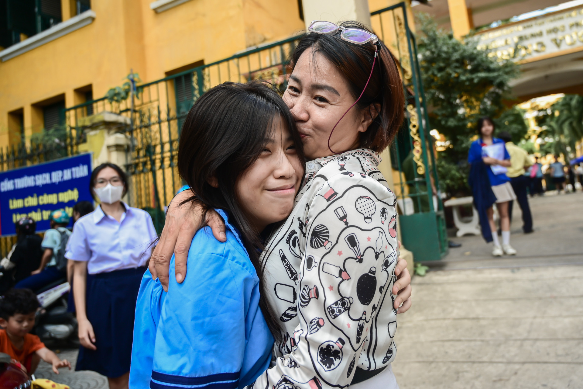 Thi lớp 10 ở TPHCM: 'Con cố làm bài tốt, ra khỏi cổng trường có mẹ luôn chờ đón'