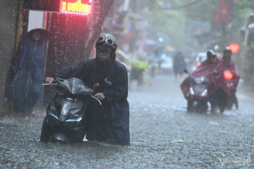 Thời tiết Hà Nội 3 ngày tới: Tiếp tục hứng đợt mưa giông mạnh, nguy cơ sấm sét