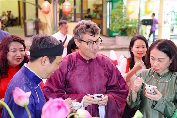 Trưởng đại diện UNESCO tại VN trải nghiệm ăn cơm rượu nếp 'giết sâu bọ'