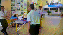 Thí sinh bị gãy cột sống đi thi bằng xe cấp cứu, nằm tại phòng riêng