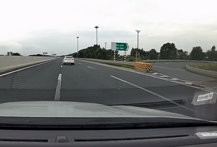Hải Phòng: Tài xế Hyundai Accent liều lĩnh lùi xe trên cao tốc