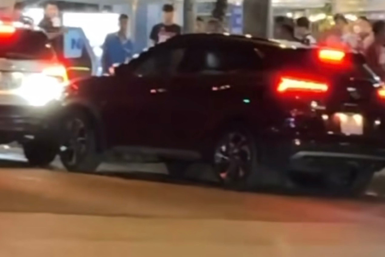 Hành vi ngông cuồng của cô gái lái ô tô tông xế hộp đối phương ở Đắk Lắk