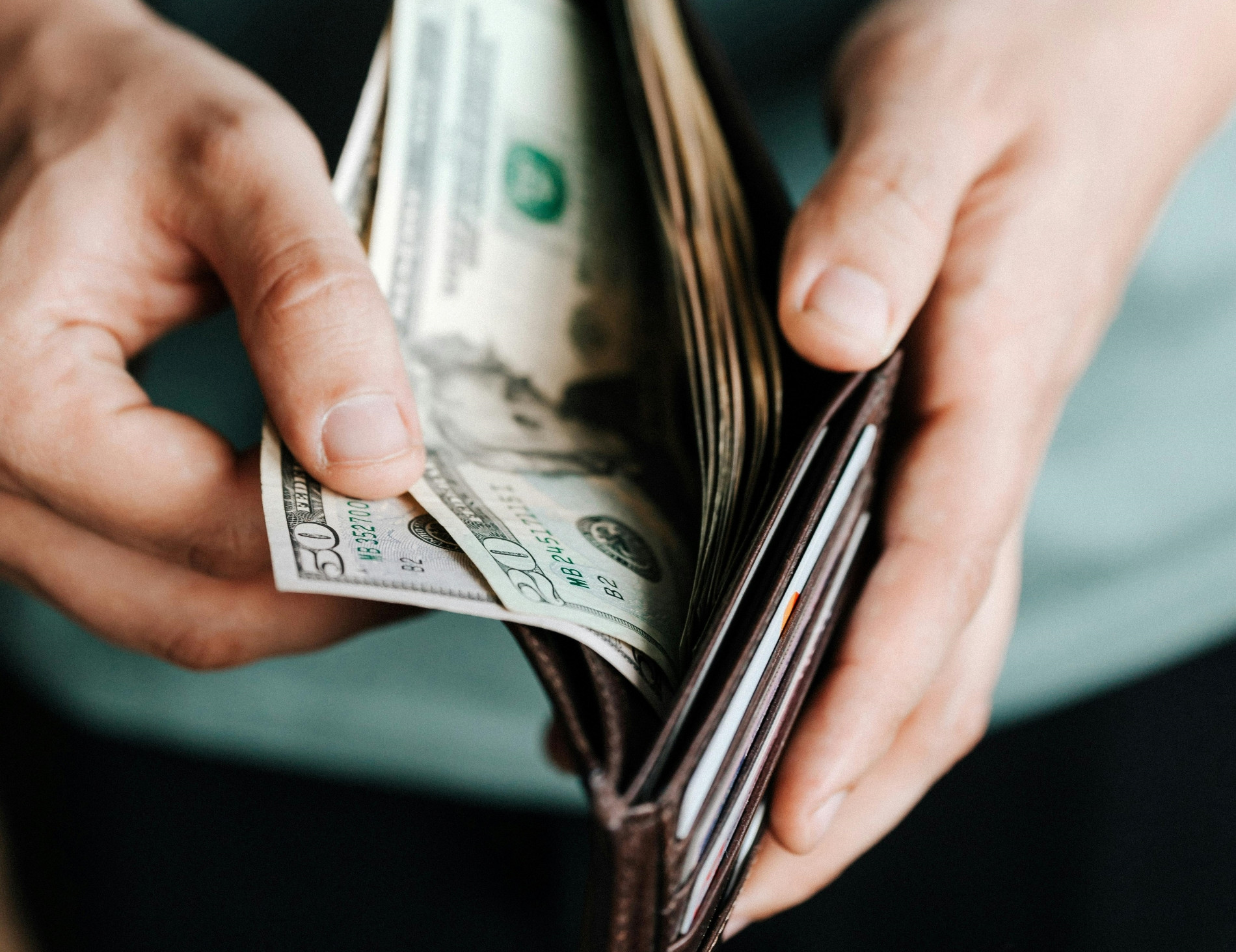 ảnh 2 xem trộm ví tiền.jpg